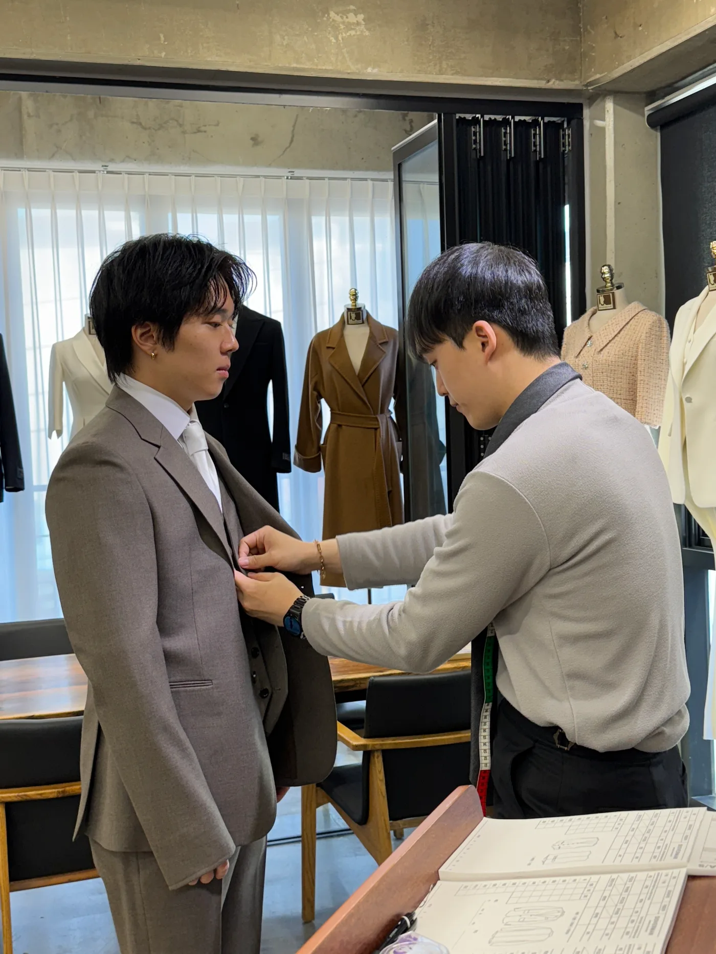 쓰리피스 조끼의 앞여밈과 단추 라인