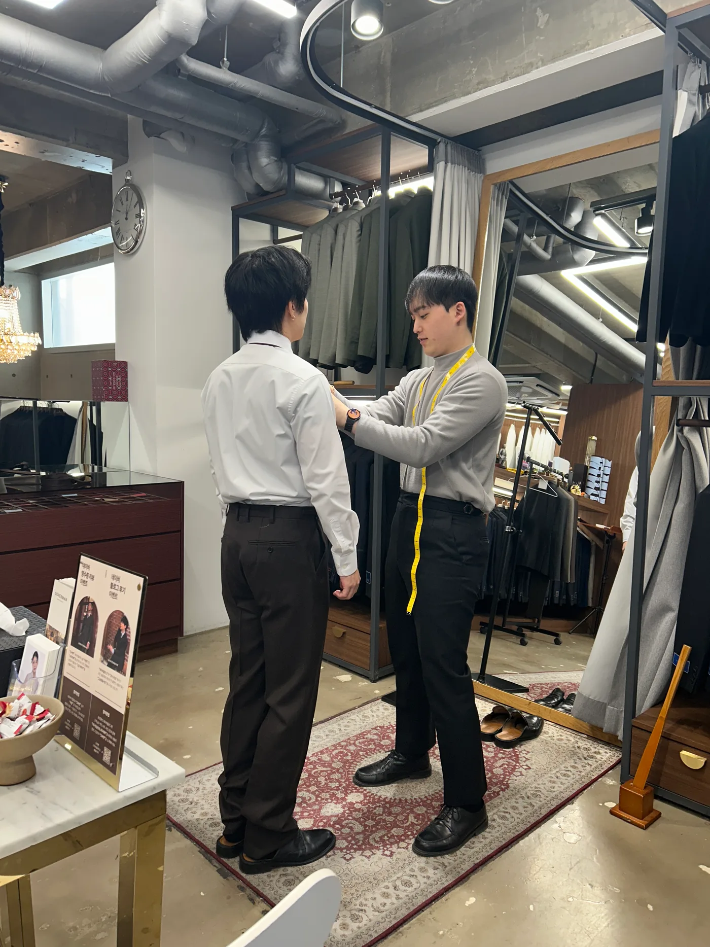 치수를 재는 줄자와 맞춤정장 준비 도구