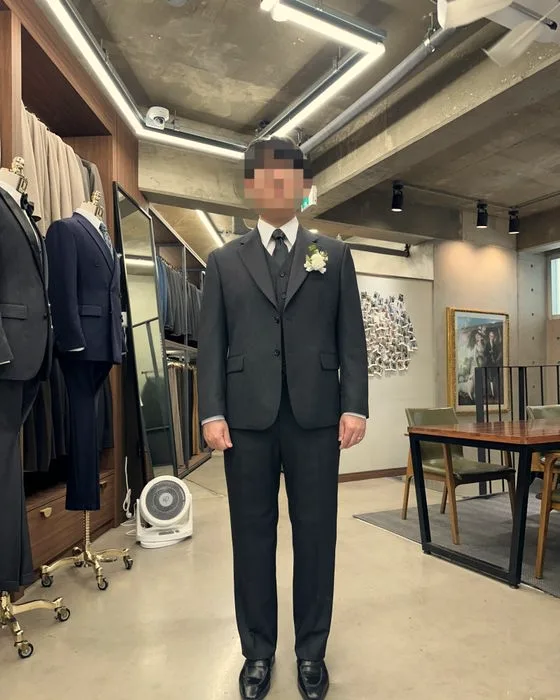 체형 보완에 집중한 차콜 맞춤예복